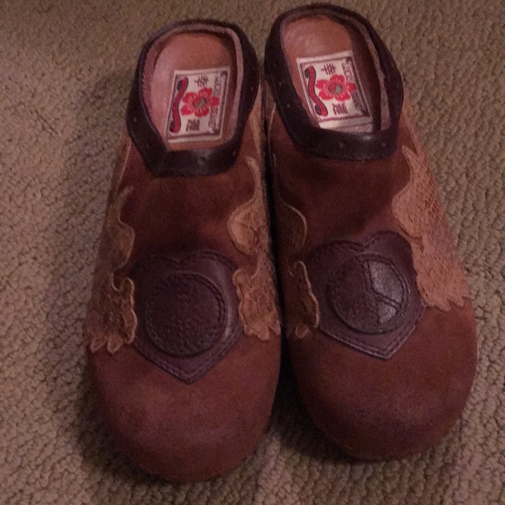 Lucky clogs
